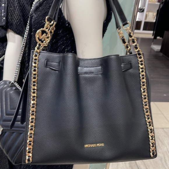 MICHAEL KORS
Mina Large Belted Chain Shoulder Bag BLACK COLOR - Picture 15 of 16